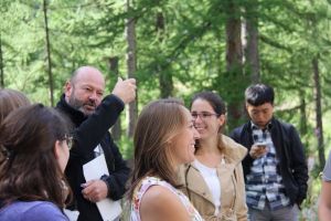 Andreas Rigling, director of the unit "Forest Dynamics" WSL, leads a discussion in the group of doctoral students.