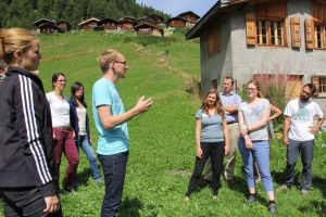 Robert Huber (WSL), the organizer, explains the conduct of the outdoor group activity.